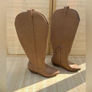 Universal threads light brown knee high western boots 
size:6
Heel height:1.5 in